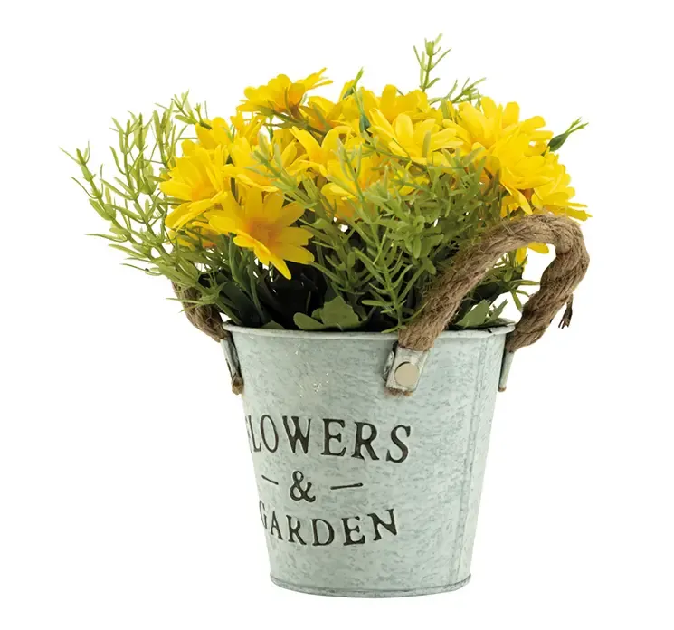 Kunstig Marguerit blomst i gul i potte med skriften Flowers & Garden 