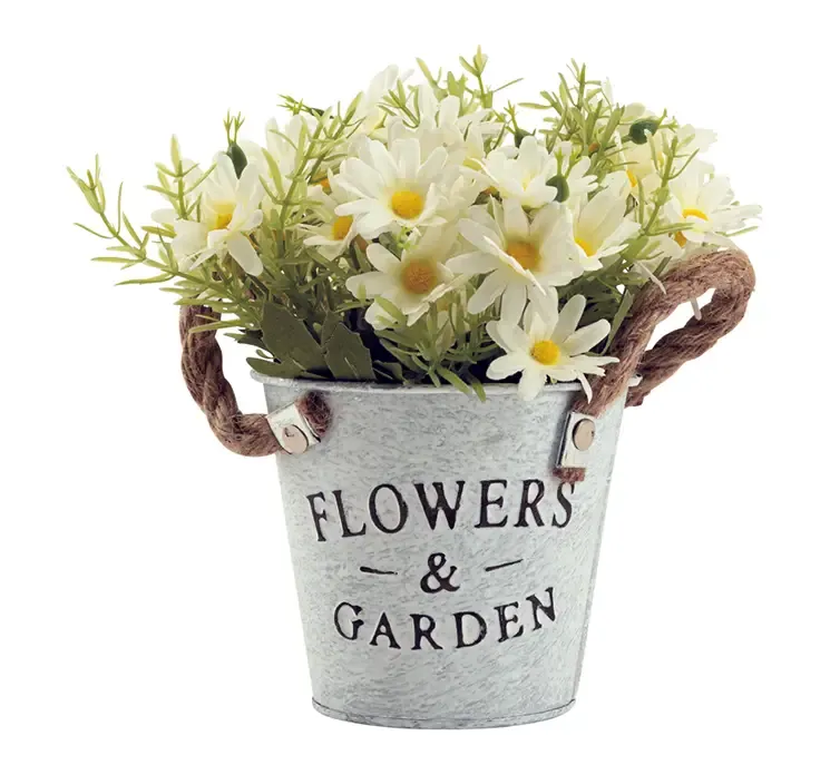 Kunstig marguerit blomst i fin potte med skriften Flowers & Garden