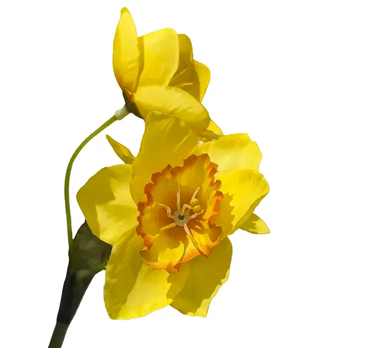 Kunstige påskeliljer med gule og orange blomster samlet i bundt closeup