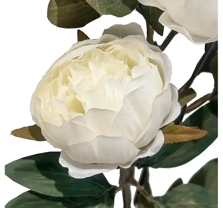 Kunstig pæon blomst i creme farvet af plast closeup