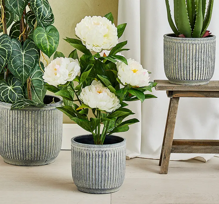 Pæon i hvid kunstig blomst sat i sort potte af plast 57cm vist i krukke i stuemiljø