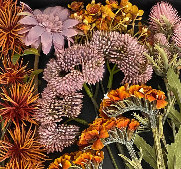 Blomster buket af kunststof i lilla og orange farver i gaveæske closeup