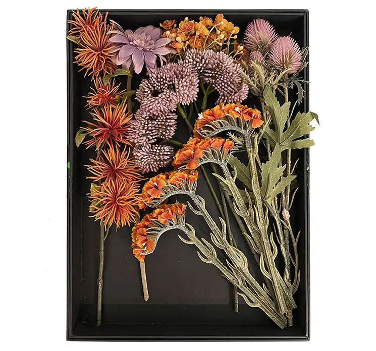 Blomster buket af kunststof i lilla og orange farver i gaveæske