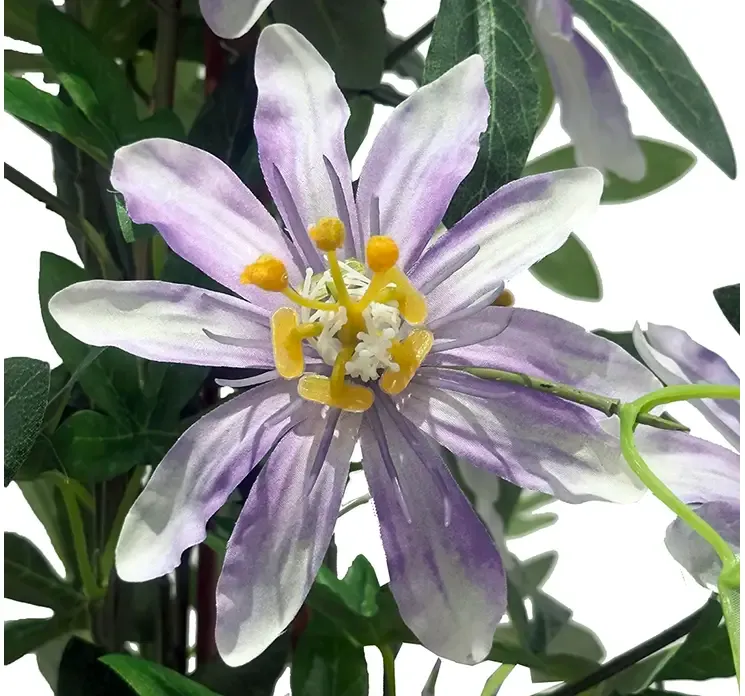 Kunstig passions blomst i lilla med potte, af plast, closeup af blomst