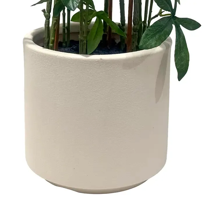 Kunstig passions blomst i lilla med potte, af plast, closeup af potte