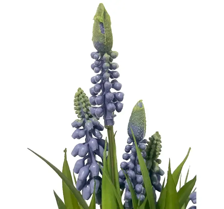 Kunstig perlehyacint med blå blomster af plast closeup