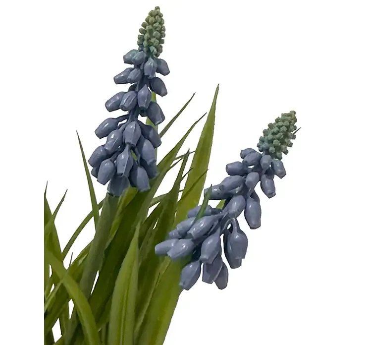 Kunstig perlehyacint i blå med sort potte af plast closeup