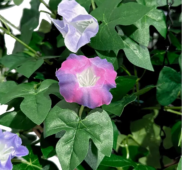 Petunia med kurv til ophæng kunstig uv-beskyttet blomst i lilla og lyserød closeup