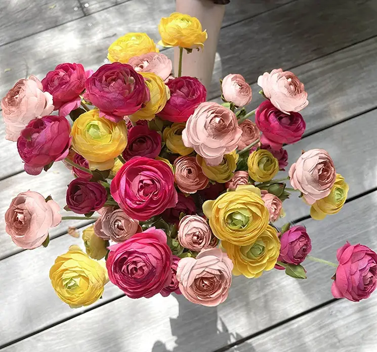 Ranunkel kunstig blomst af plast i creme og lyserød vist i buket med andre farver ranunkler