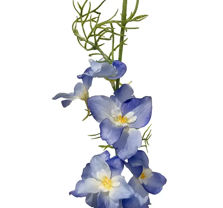 Kunstig ridderspore med blå blomster af plast closeup