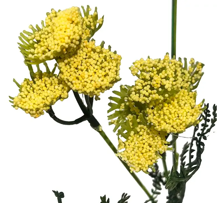 Kunstig røllike blomst i gul af plast closeup