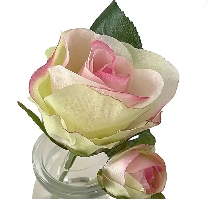 Rose kunstig blomst i creme farvet sat i lille glasvase closeup af blomst