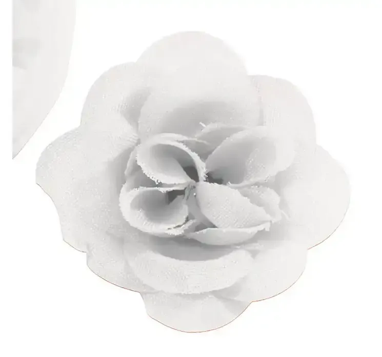 Kunstig rosenhoved i hvid closeup