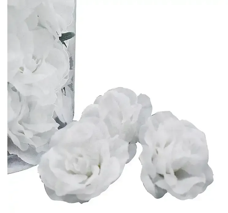 Kunstig små rosenblomster hoveder i hvid closeup