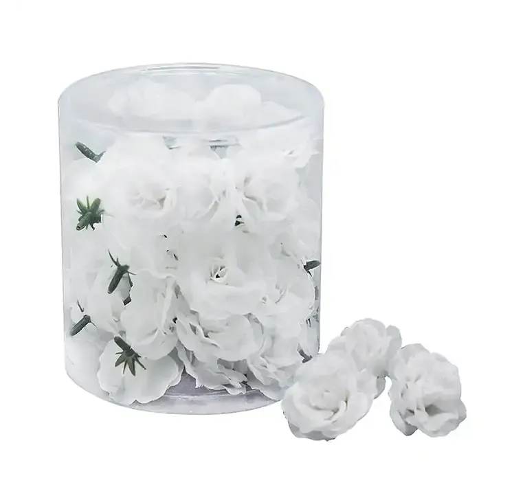 Kunstige små rosenblomster hoveder i hvid