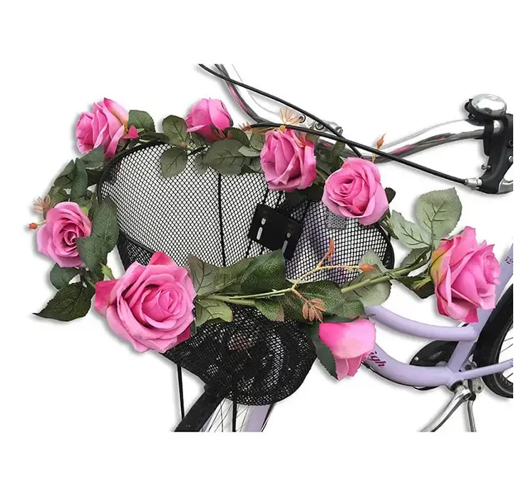 Kunstig rosenranke med pink farvede roser af plast vist på en cykelkurv