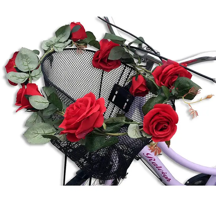 Rosenranke kunstig blomst af plast med røde roser 145cm vist viklet omkring en cykelkurv