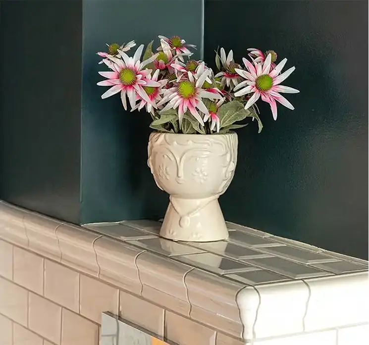 Solhat kunstig blomst af plast i pink vist i vase i toilet miljø