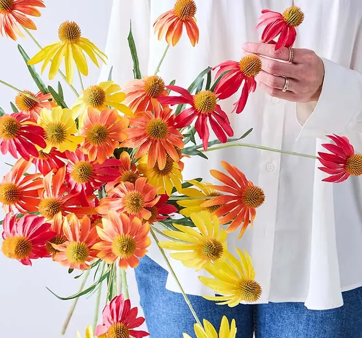 Solhat kunstig blomst af plast i rød vist i buket med andre solhatte