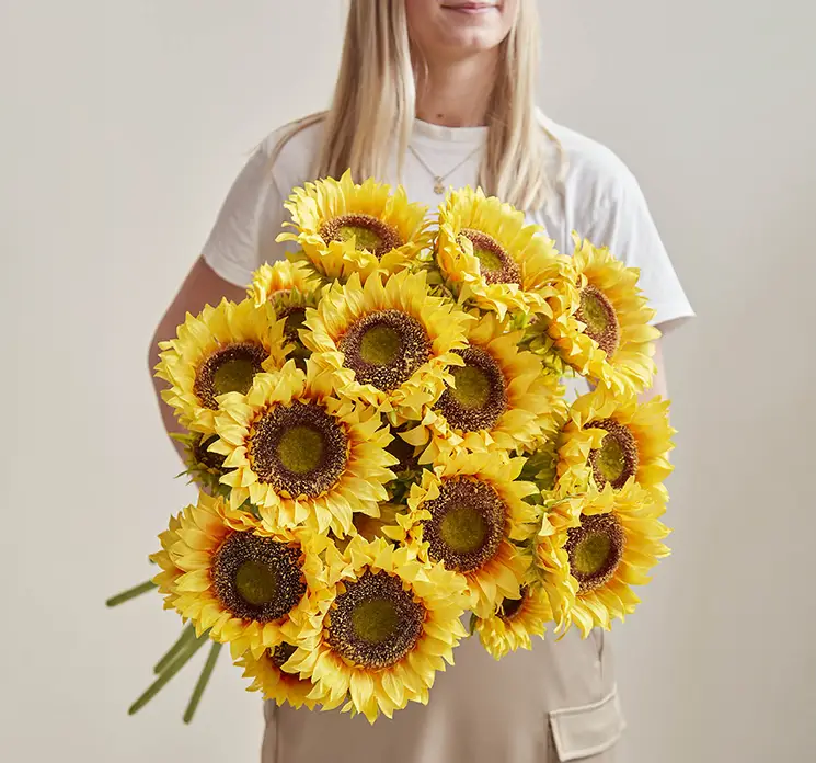 Solsikke kunstig blomst af plast i gul samlet i en stor flot buket