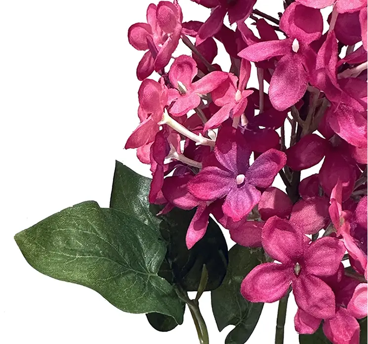 Syren kunstig blomst af plast i fuchsia farvet closeup