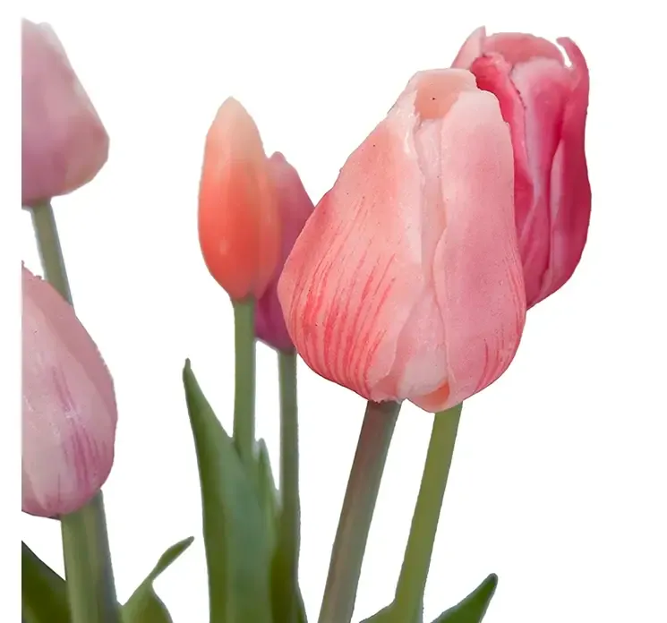 Kunstig tulipan buket med lyserøde blomster af plast og gummi closeup