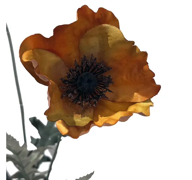 Valmue kunstig blomst i orange af plast closeup