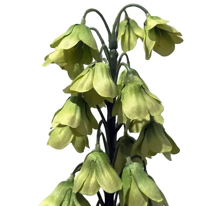 Kunstig vibeæg blomst også kaldet fritillaeria i grøn af plast closeup