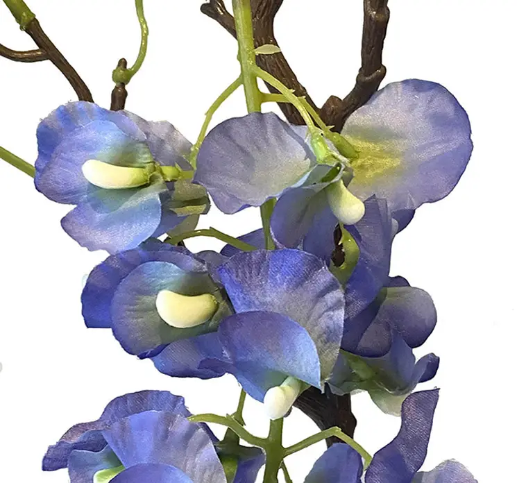 Wisteria også kaldet blåregn kunstig blomst af plast i blå closeup