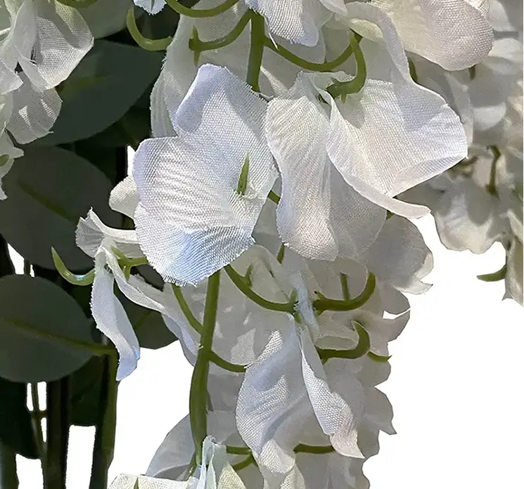 Wisteria også kaldet blåregn kunstig blomst af plast i hvid closeup