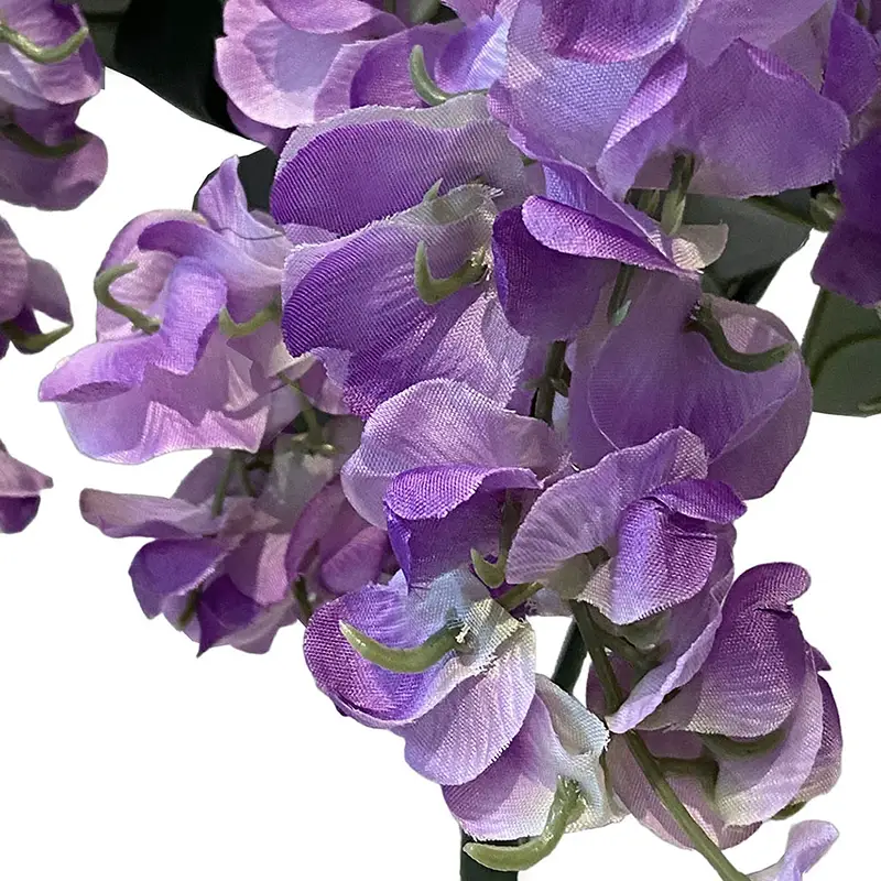 Wisteria også kaldet blåregn af plast i lilla kunstig blomst closeup