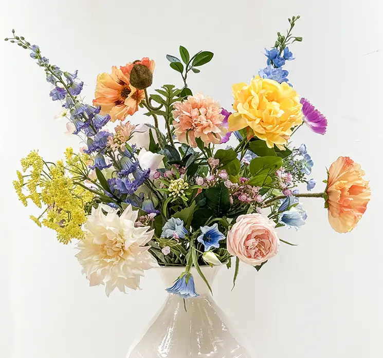 Blomster buket af blandede kunstige blomster af plast i farvemix closeup