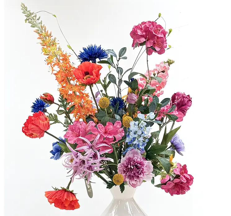 Blomster buket af kunstige blomster af forskellige varianter i plast i friske farver closeup