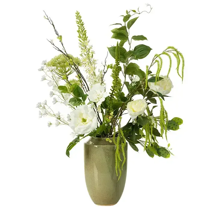 Kunstig buket af blandede blomster i hvid af plast