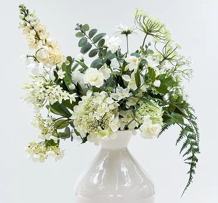 Buket af kunstig blomster af plast i hvide og creme farvet closeup