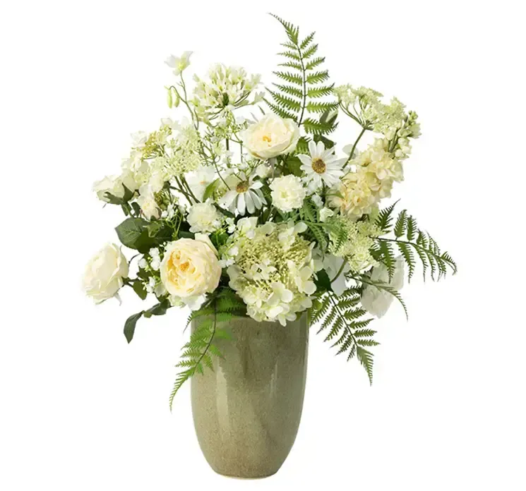 Kunstig buket af forskellige blomster i hvid af plast