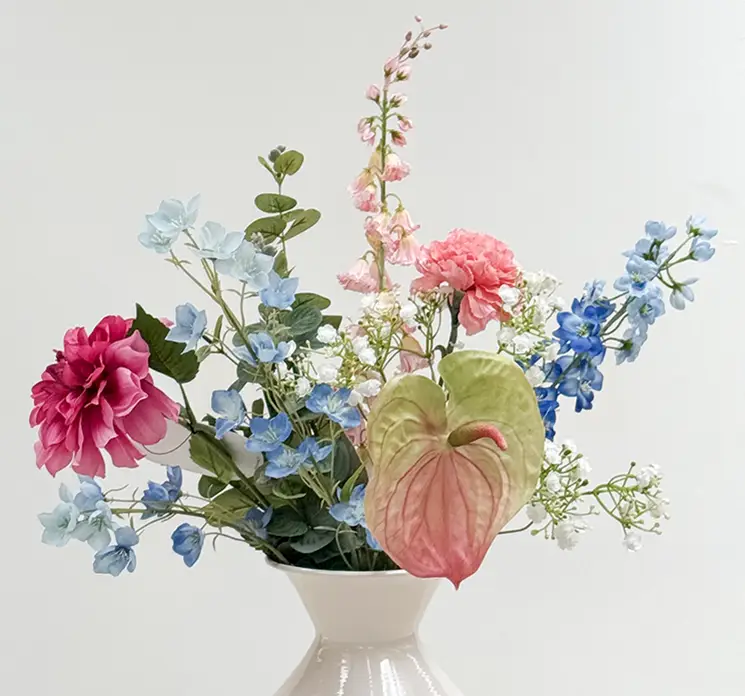 Buket af flotte forskellige kunstige blomster i et mix af farver