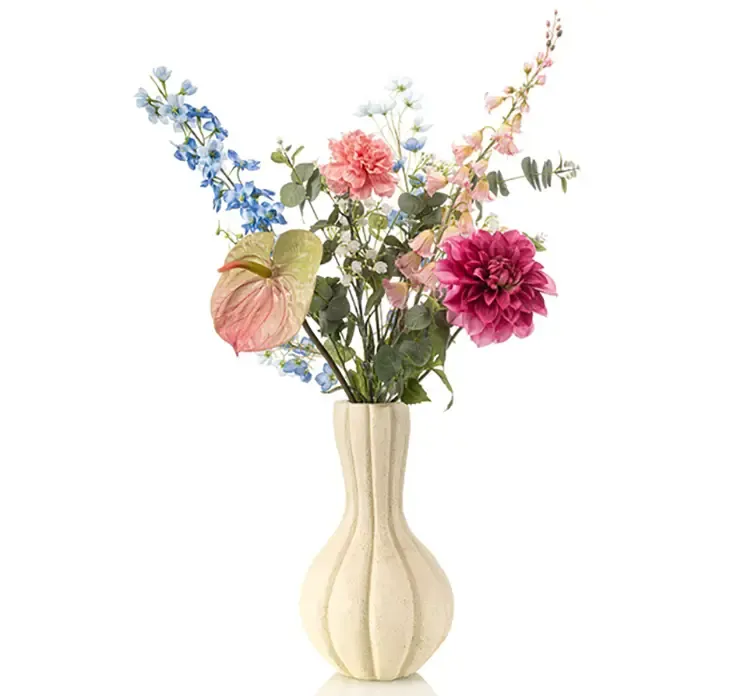 Kunstig buket af forskellige blomster og farver af plast