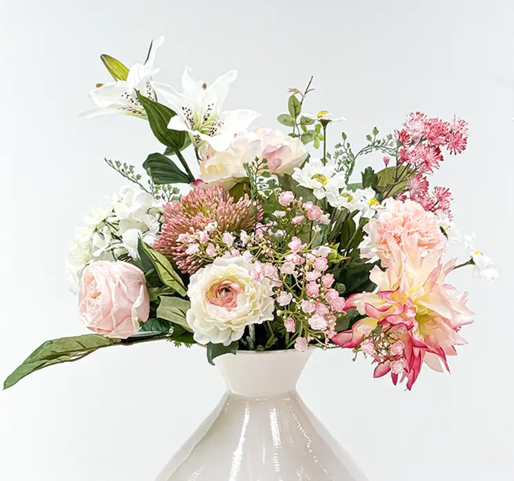 Blomster buket af forskellige kunstige blomster af plast i pastel farver closeup