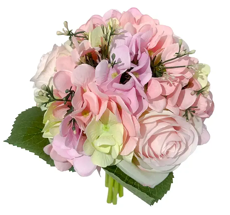 Kunstig hortensia og rosenbuket i lyserøde nuancer af plast closeup
