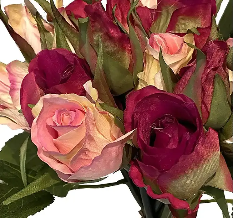 Rosen buket af kunstige blomster i røde og lyserøde farver closeup