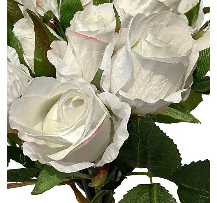 Rosenbuket kunstig blomst af plast med hvide roser closeup