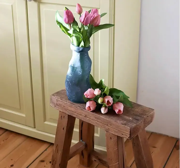 Vase af glas i blå kaldet simplicity vist med kunstige tulipaner i miljø