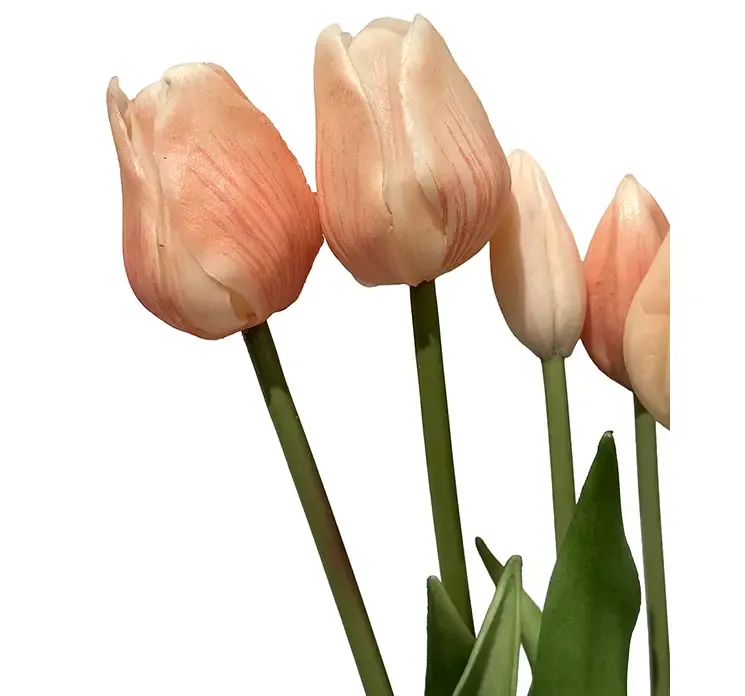 Kunstig tulipanbuket i fersken farvet, af gummi og plast closeup