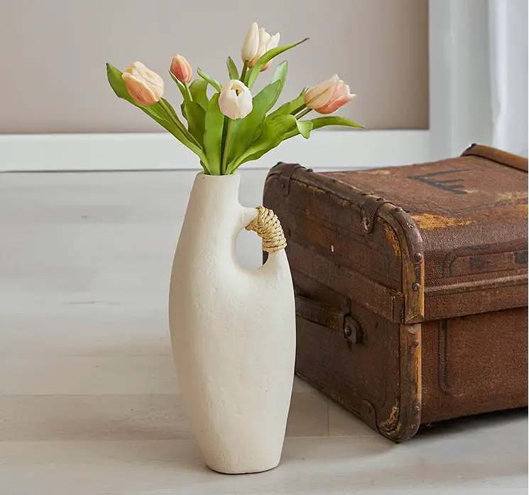Tulipan buket af kunstig blomster i fersken farvet gummi med real touch vist i vase af papmache i stuemiljø