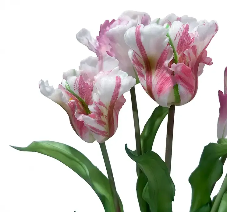 Kunstig tulipanbuket af gummi og plast i hvide og lilla nuancer, closeup af blomst