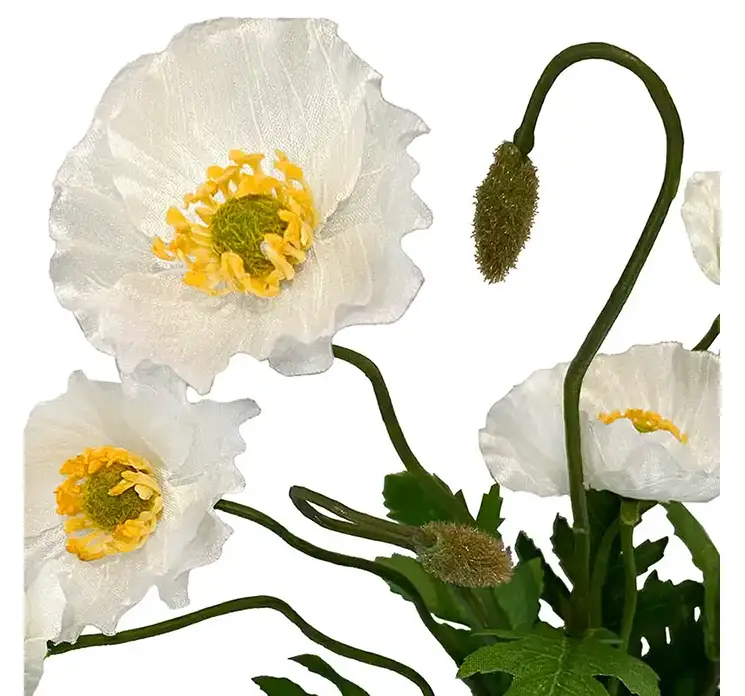 Valmuebuket af kunstige blomster af plast i hvid closeup