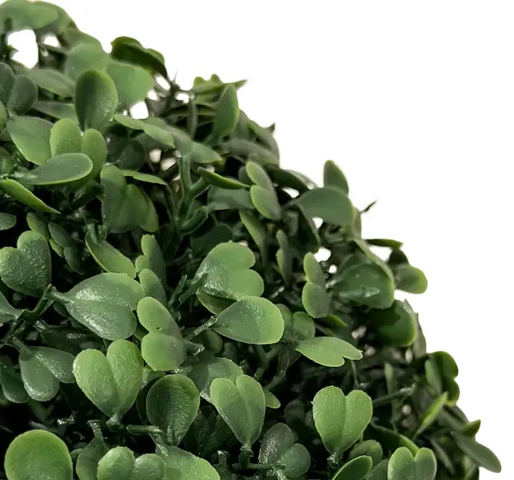 Kunstig buksbom bold af plast i grøn uv-beskyttet closeup