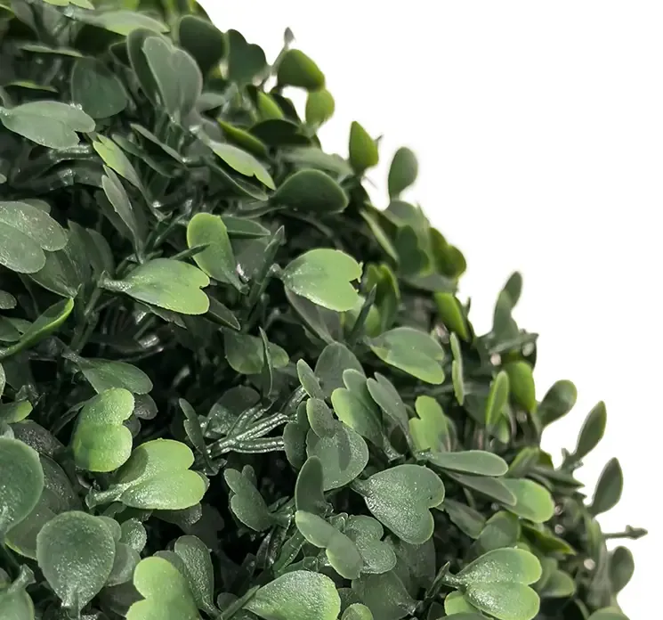 Kunstig buksbom bold af plast i grøn med uv-beskyttelse closeup