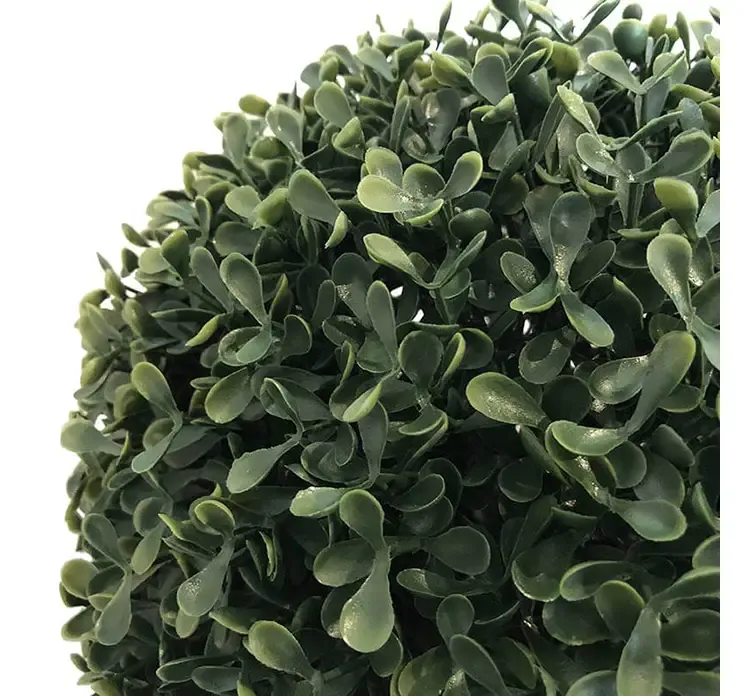 Kunstig buksbom bold af plast i grøn closeup